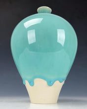 Load image into Gallery viewer, Ceramic Wheel thrown Porcelain Vase